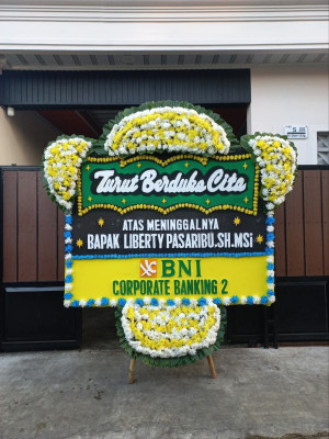 Papan Bunga Duka di Tugu Kecil
