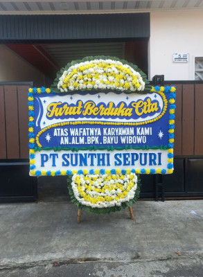 Papan Bunga Duka di Tugu Kecil