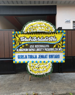 Papan Bunga Duka di Tugu Kecil