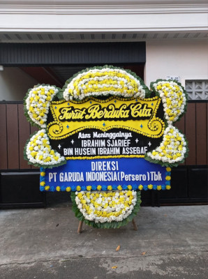 Papan Bunga Duka di Tugu Kecil