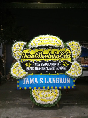 Papan Bunga Duka di Tugu Kecil