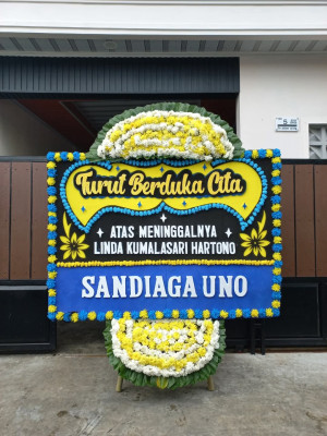 Papan Bunga Duka di Tugu Kecil