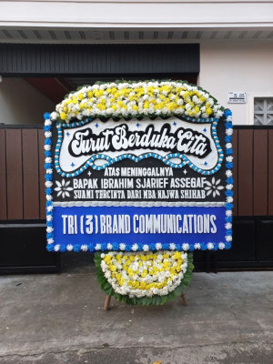 Papan Bunga Duka di Tugu Kecil